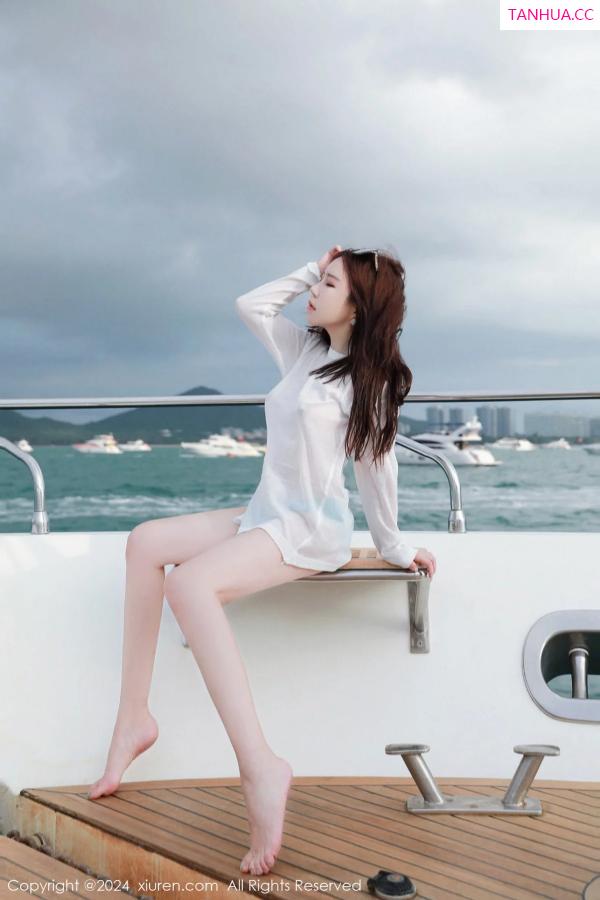   [XiuRen]高清写真图 2024.01.02 No.7898 小薯条nienie 游艇美腿第22张图片